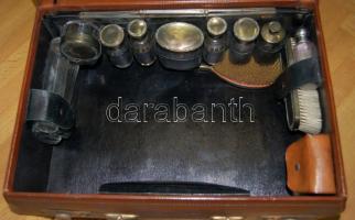 Névre szóló "E.C." (Ehrenfeld Cecília) monogramos régi bőr neszeszeres koffer kopottas áll...