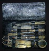 Névre szóló "E.C." (Ehrenfeld Cecília) monogramos régi bőr neszeszeres koffer kopottas áll...