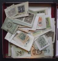 Több, mint 400 db illetékbélyeg kivágásokon dobozban