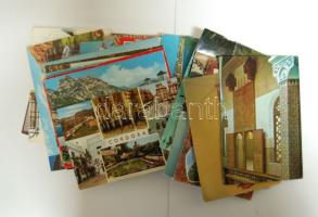Egy nagy doboznyi, nagyrészt megíratlan modern képeslap, főleg európai városképek sok érdekességgel, jó minőségben