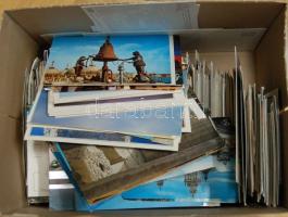 Egy nagy doboznyi, nagyrészt megíratlan modern képeslap, főleg európai városképek sok érdekességgel,...