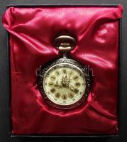 Jelzés nélküli modern elemes zsebóra új és működőképes állapotban díszes óratokkal