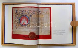 2002 Bratislava - Pressburg: Picture album with CD in woodden binding (Slovakian/German/English) 160...