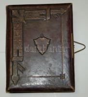 Hagyaték tétel eredeti, nagy méretű bőrborítós fotóalbumból átalakított képeslapalbumban; szép háború előtti lithokkal, néhány városképpel