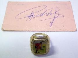 Puskás Ferenc saját kezű aláírása egy rajongója névjegykártyáján, valamint az általa ajándékozott dimenziós focista-gyűrű / World-famous footballist Puskas Ferenc`s autograph on business card + present dimension ring given by him