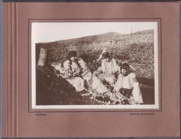 cca 1910 Romania: népviselet 10 fotót tartalmapó mappa / Romania folklore mappa with 10 photos 25x17...