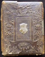 cca 1870-1890 Családi fotóhagyaték: Régi, sérült, bőr fotóalbum 20 db keményhátű fotóval, közte 48-as öreg-honvéd fotójával / Vintage photos in old album