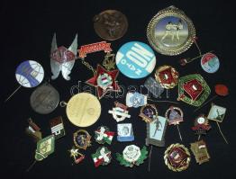 Egy doboz főként szocreál jelvény és  kitűző / Communist badges