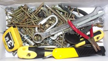 Barkács tétel: csavarhúzók, csavarok, mérőszalag, tiplik, stb.