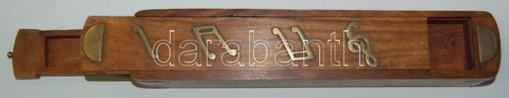 Hangjegyekkel díszített fa tolltartó 2 fiókkal 25x5x4cm