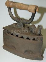 Régi kakassal díszített szenes vasaló fa nyéllel 9x17cm-es vasalófelülettel