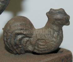 Régi kakassal díszített szenes vasaló fa nyéllel 9x17cm-es vasalófelülettel