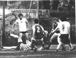 1984 László Sándor: 15 db igényes fotó a magyar ifjúsági football-válogatottról 18x24 cm