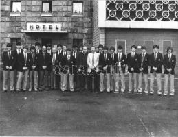 1984 László Sándor: 15 db igényes fotó a magyar ifjúsági football-válogatottról 18x24 cm