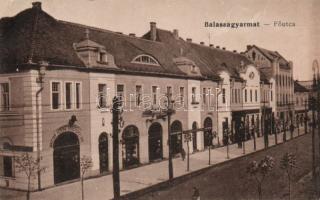 Balassagyarmat Fő utca a Magyar Korona gyógyszertárral (EK)