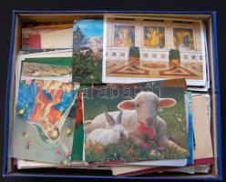 Egy nagy cipősdoboznyi modern képeslap rengeteg használatlan modern üdvözlőlappal, köztük nagyméretű, érdekes darabok is szép számmal