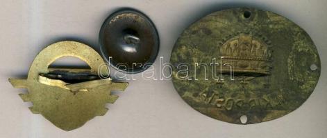 B.SZ.K.Rt. gomb + "Budapesti Közlekedési Vállalat" jelvény + "M.Kir.Posta" övcsa...