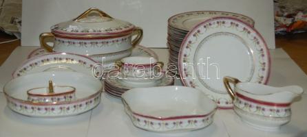 Szép, kézzel festett, de azonosítatlan régi porcelán étkészlet, tányérok, leveses, szószos és sültes...