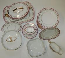Szép, kézzel festett, de azonosítatlan régi porcelán étkészlet, tányérok, leveses, szószos és sültes...