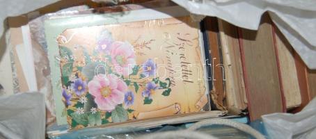 2 nagy zsák bolhapiac tétel: 118 db képakasztó karabiner, 105 db üdvözlőlap, 31 db bakelit lemez, 12 db magnókazetta, kb 20 db klf könyv, mobiltelefontöltő, apró dísztárgyak, stb.