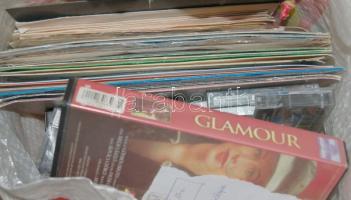 2 nagy zsák bolhapiac tétel: 118 db képakasztó karabiner, 105 db üdvözlőlap, 31 db bakelit lemez, 12...