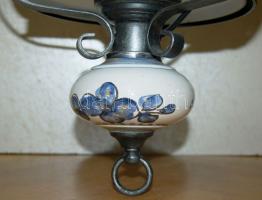 Régi fazonú porcelán és kovácsoltvas csillár 2 üveg búrával, 77cm függesztett magassággal