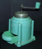 Régi műanyag kávédaráló kis repedéssel 19cm magas