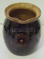 XIX. századi mázas kerámia kancsó népi mintával, kis festékhibákkal 14cm magas