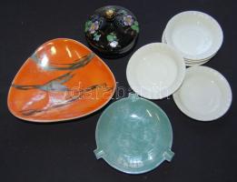 Vegyes porcelán és kerámia tétel: benne Zsolnay kancsó, Hollóházi hamutál, Kerámiaművészeti tál, váz...
