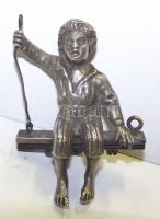 Hintázó kisfiú figura fémből frakkján gombbal / Swinging boy metal figure 8 cm