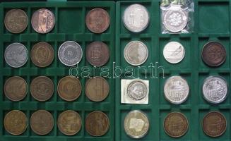 46db-ból álló emlékérem gyűjtemény kivehető tálcás éremtartó dobozban, köztük Ag és Br párok: "...