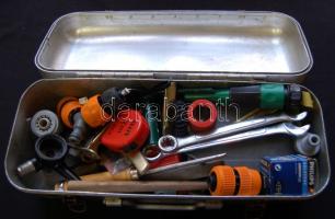 Régi mentős doboz, benne: új jellegű csatlakozók, kerti szerszámok, mérőszalag, villáskulcs, imbuszk...