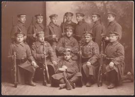 Magyar Királyi Folyamőröket ábrázoló fotó egy komáromi fényképész műterméből 10x14cm