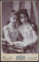Kislányokat ábrázoló keményhátú fotó Mai és Társa műterméből 11x16cm