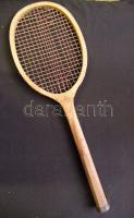 "Kertész Tódor" feliratú régi fa teniszütő sérült húrral