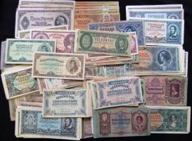 Több százból álló vegyes bankjegy gyűjtemény magyar és külföldi tételekkel egyaránt, közte a forintr...