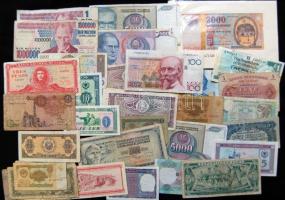 Több százból álló vegyes bankjegy gyűjtemény magyar és külföldi tételekkel egyaránt, közte a forintr...
