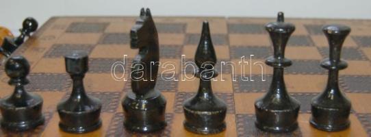 Hiánytalan fa faragott sakk készlet
