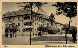 Baja Mátyás király tér a Jelky-szoborral