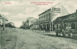 Szolnok a Kintzler testvérek műórás-üzlete és kaszinó