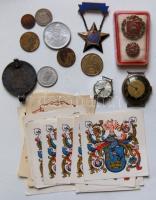 Kis bolhapiac tétel benne numizmatika, szocreál jelvények, néhány ex libris