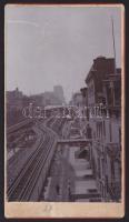 1904 New York, 34. utca, magasvasút keményhátú fotó Bánó László gépész mérnők saját kezű feljegyzésével / New York, photo of the elevated railways at 34th street 9x15 cm