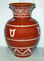 Hatalmas mázas kerámia tétel: eredeti mázas miskakancsó, poharak, kancsók, vázák, tálak és egy Holló...