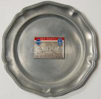 Dekoratív ón tál "Wien-Budapest 1984 juni 8-11. XXI. Int. Tour Rallye" emléktáblával d: 22cm