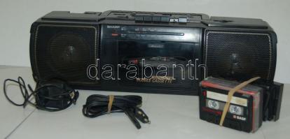 Kis bolha tétel: 1 db SHARP üzemképes rádiómagnó javítandó gombokkal, kazetták, egy telefontöltő, stb.