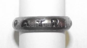 Kis bizsu tétel gyöngysorokkal, brossokkal, stb. / 
Little costume jewelry lot