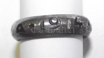 Kis bizsu tétel gyöngysorokkal, brossokkal, stb. / 
Little costume jewelry lot