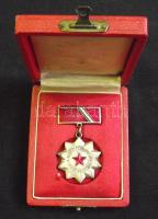 1962. "A Kisipari Szövetkezet Kiváló Dolgozója" zománcozott jelvény eredeti díszdobozban adományozói igazolvánnyal T:2