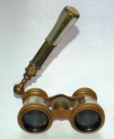 cca 1900 Gyöngyházberakásos színházi látcső nyéllel (egy lamella és egy csavar hiányzik) / Vintage pearlhouse googles (one part is missing)