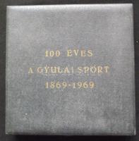 1969. "100 éves a Gyulai Sport 1869-1969" fém emlékplakett dísztokban. (d=85mm) T:2